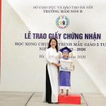 Trường Mầm non B trao giấy chứng nhận hoàn thành chương trình giáo dục mầm non cho các con học sinh 5 tuổi